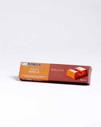Tablete de chocolate ao leite 45% cacau recheado com creme de avelã, textura cremosa e sabor gourmet, sem glúten e sem conservantes.