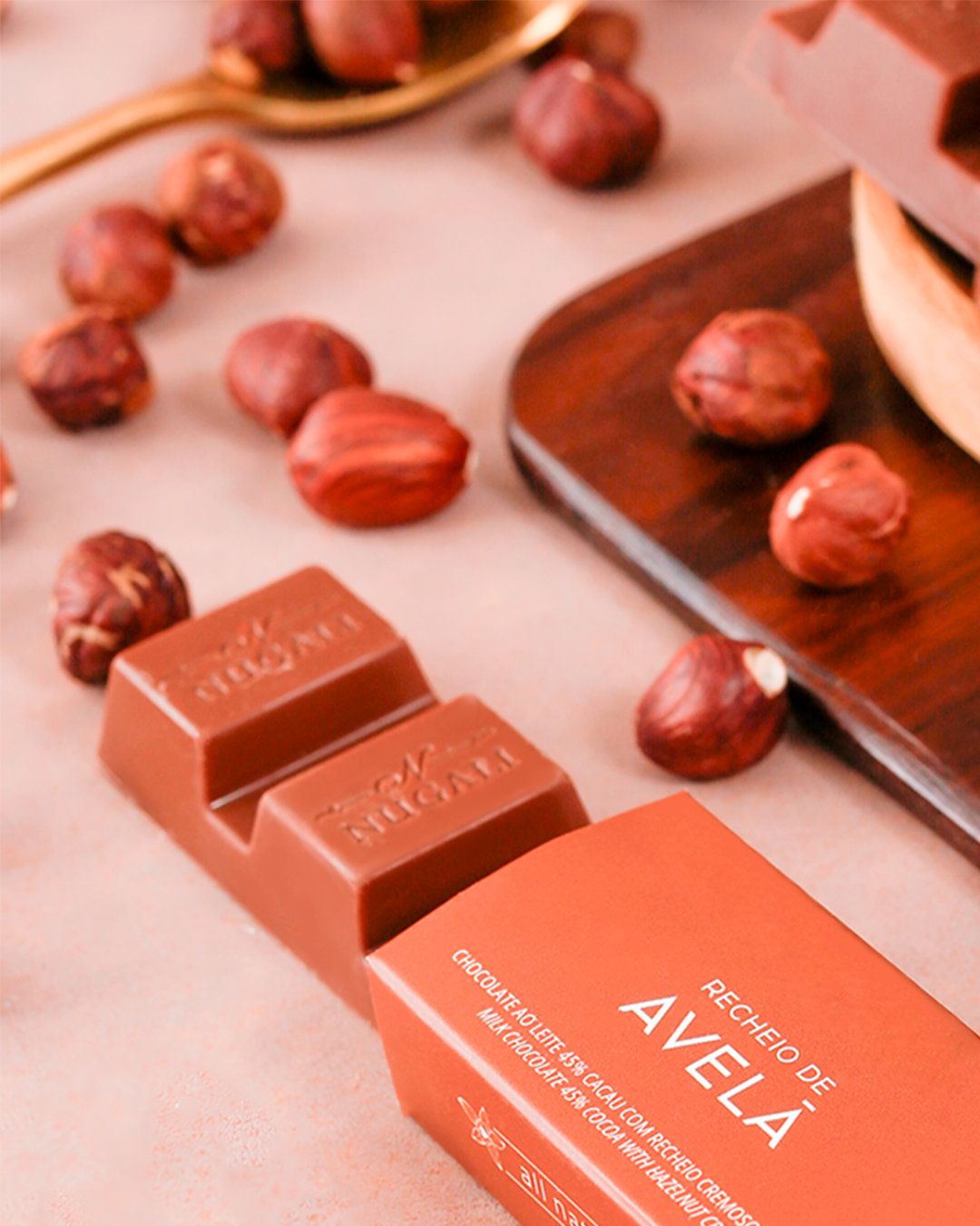 Tablete de chocolate ao leite 45% cacau recheado com creme de avelã, textura cremosa e sabor gourmet, sem glúten e sem conservantes.