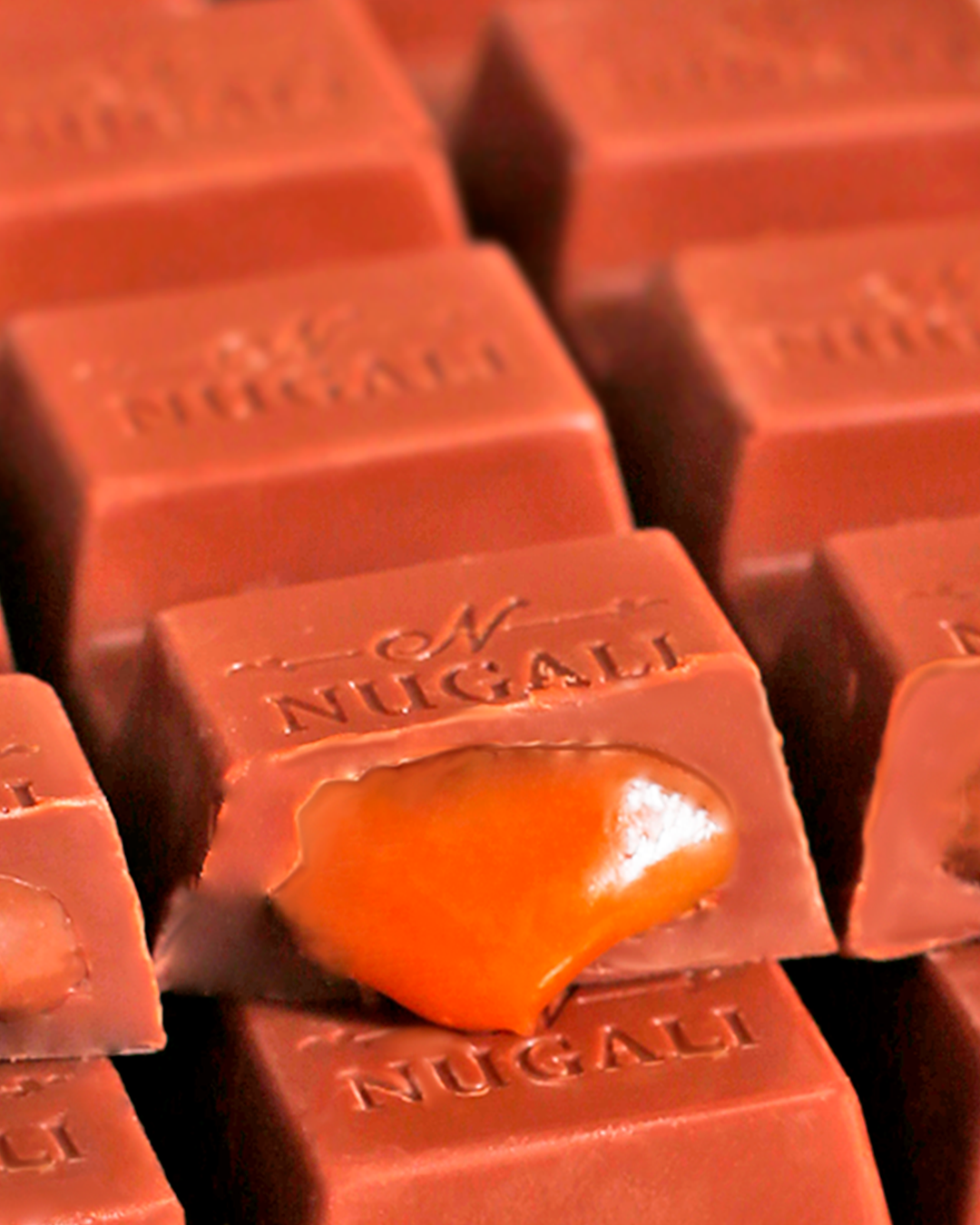 Tablete de chocolate ao leite com recheio de caramelo artesanal, cremoso e certificado Kosher.
