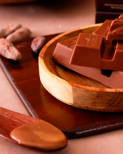 Tablete de chocolate ao leite com recheio de ganache de chocolate, feito com chocolate ao leite premiado e ingredientes selecionados, cremoso e irresistível.