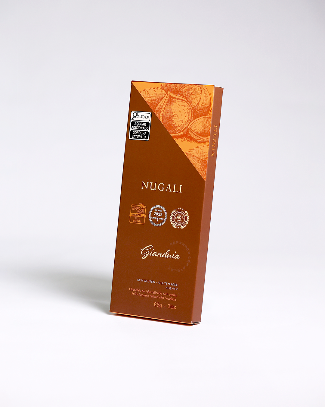 Chocolate Gianduia, avelãs selecionadas e refinadas com o melhor chocolate ao leite, textura extremamente macia, sabor intensamente cremoso e dulçor moderado.