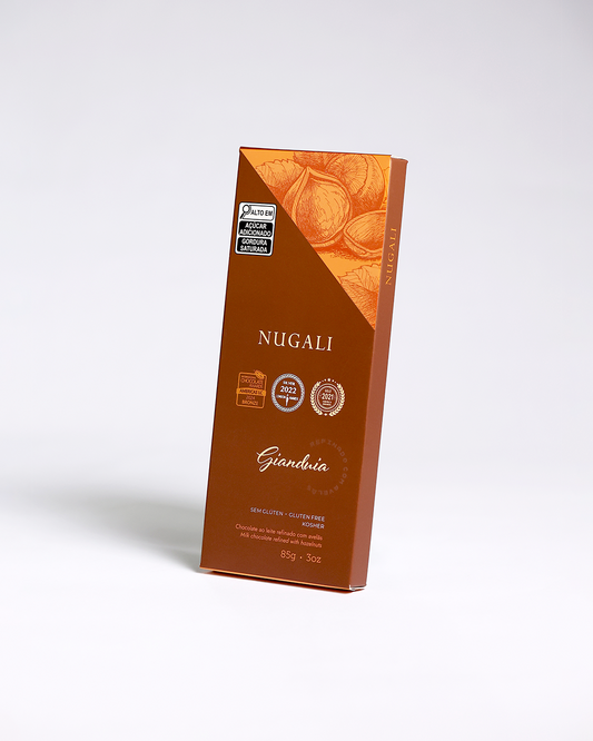 Chocolate Gianduia, avelãs selecionadas e refinadas com o melhor chocolate ao leite, textura extremamente macia, sabor intensamente cremoso e dulçor moderado.