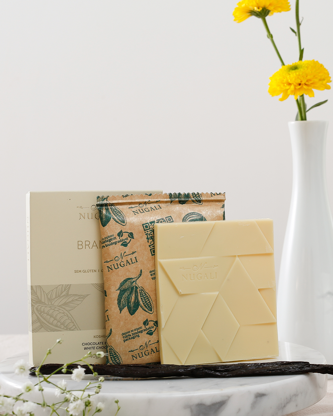 Chocolate Branco premiado, artesanal de alta qualidade, cremoso e feito com ingredientes naturais selecionados.