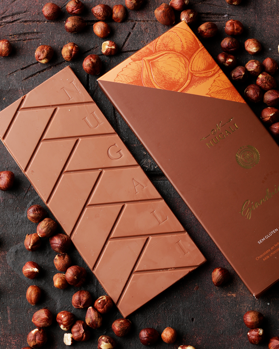 Chocolate Gianduia, avelãs selecionadas e refinadas com o melhor chocolate ao leite, textura extremamente macia, sabor intensamente cremoso e dulçor moderado.